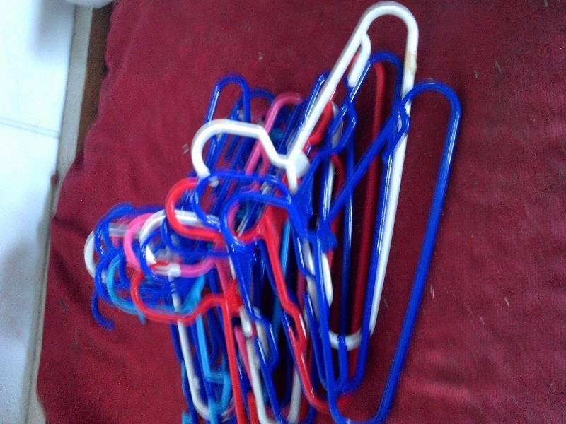 20 CHILDS CLOTHS HANGERS