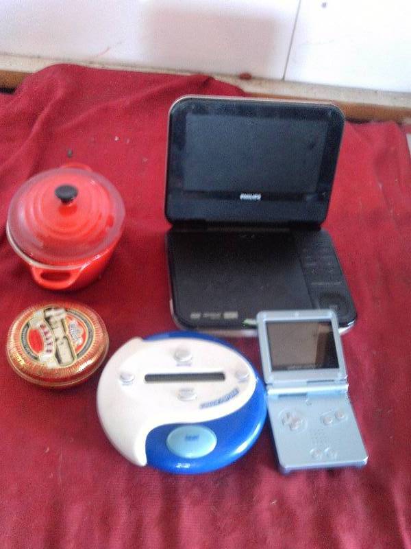 PHILLIPS PORTABLE DVD PLAYER NO CHARGER GLASSWEAR,CATCH PHRASE,GAMEBOY