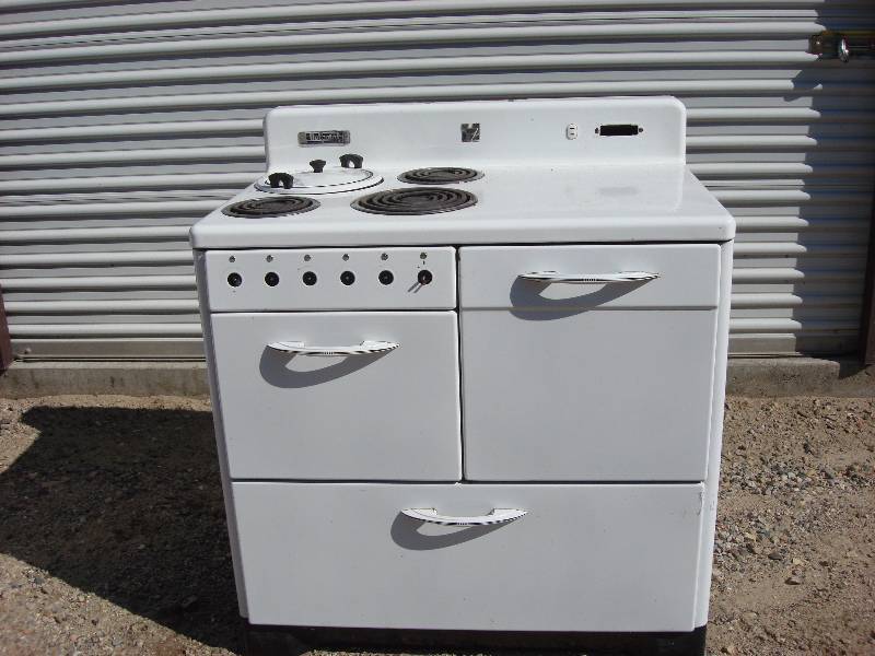 lot 3 image: Hotpoint stove