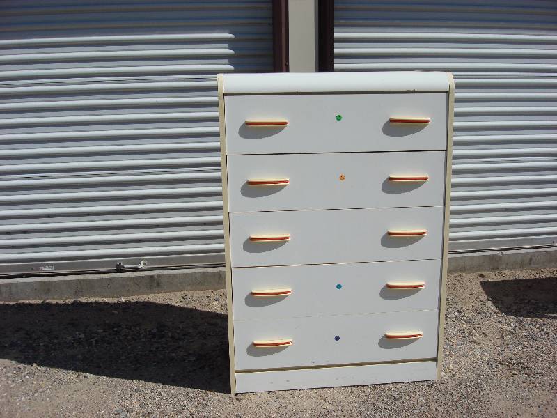 lot 9 image: dresser