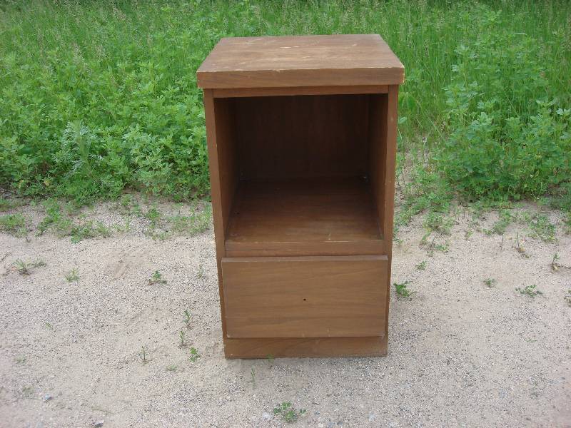 lot 10 image: bedside table