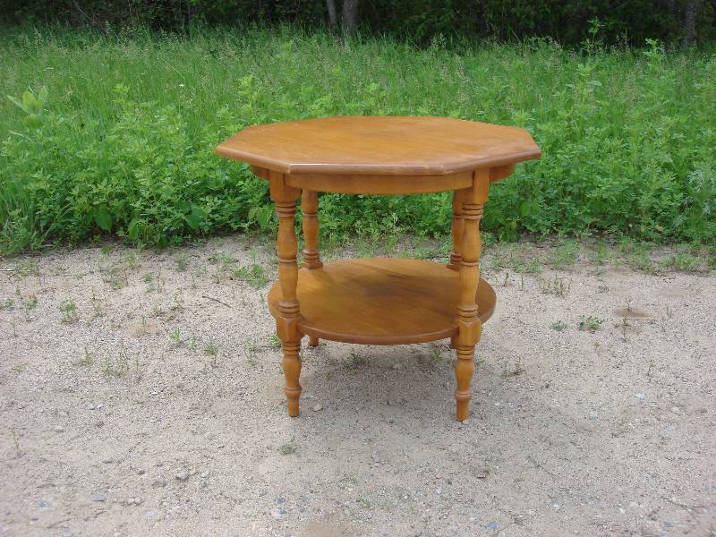 lot 19 image: Occasional Table