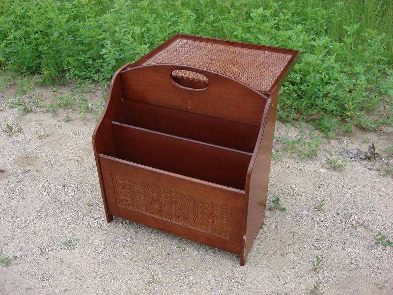 lot 22 image: magazine rack