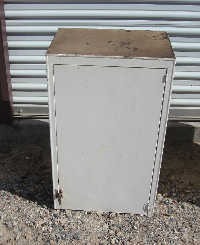 lot 36 image: metal kitchen cabinet