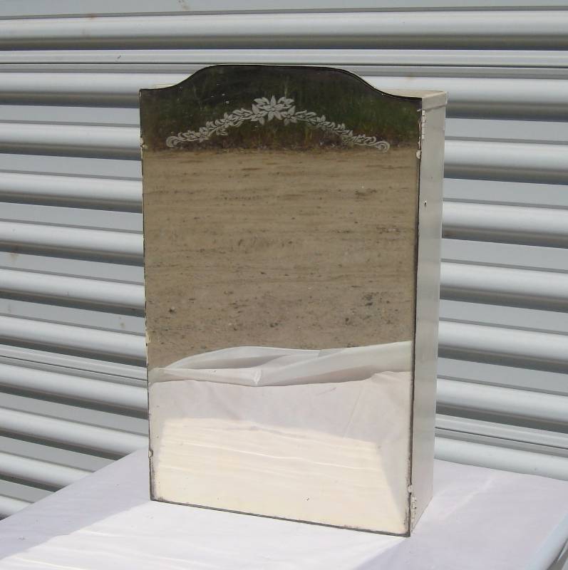 lot 40 image: small medicine cabinet
