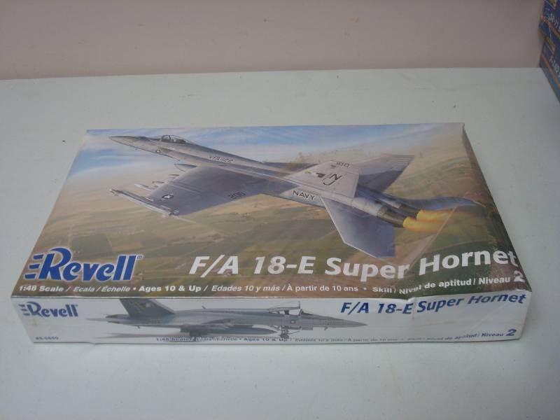 Revell FA 18-E Super Hornet, Model Airplane,...