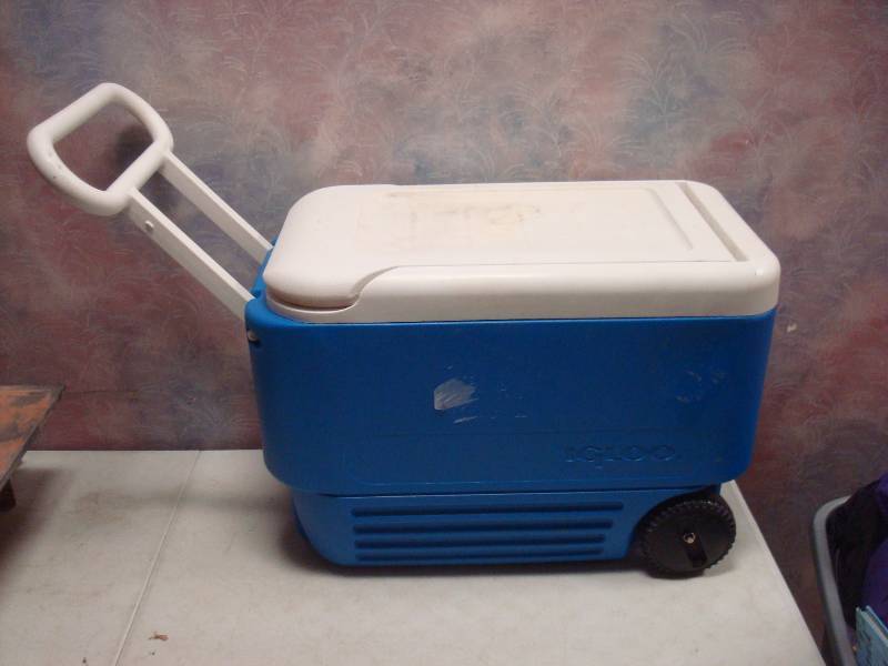Igloo Cooler On Wheels, Inside Needs Cleaning...