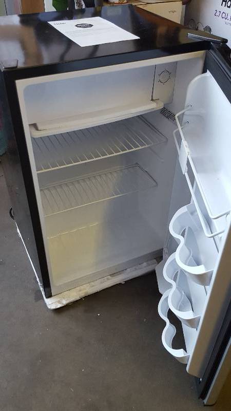Haier 2.7 CU FT Refrigerator Freezer model HC27SW20RB small dent tested works well