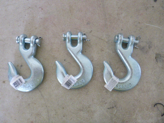 lot 31 image: 3 Slip Clevis Hooks