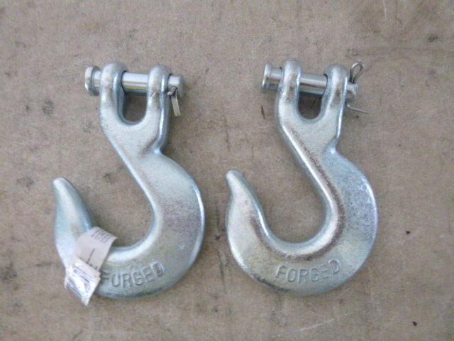 lot 32 image: 2 Slip Clevis Hooks