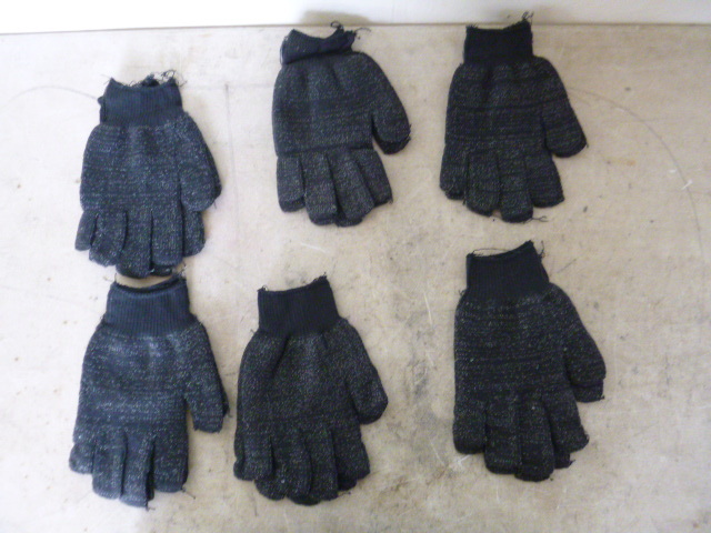 lot 142 image: 6 Pairs of Gloves
