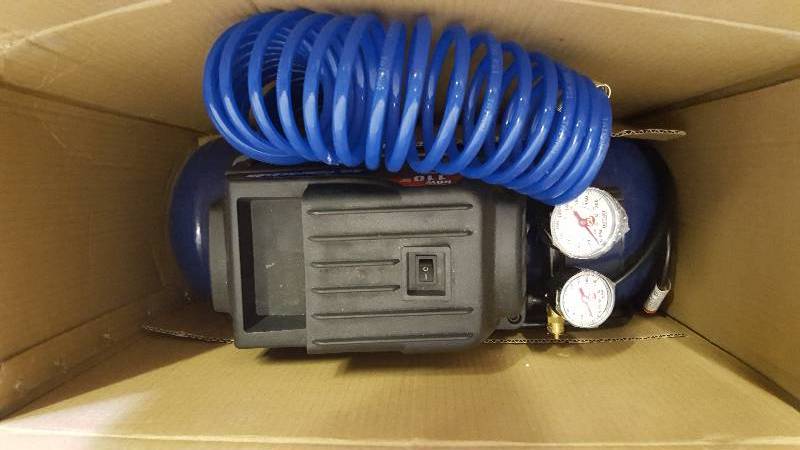 lot 26 image: Campbell Hausfeld FP209499 3-Gallon Portable Compressor