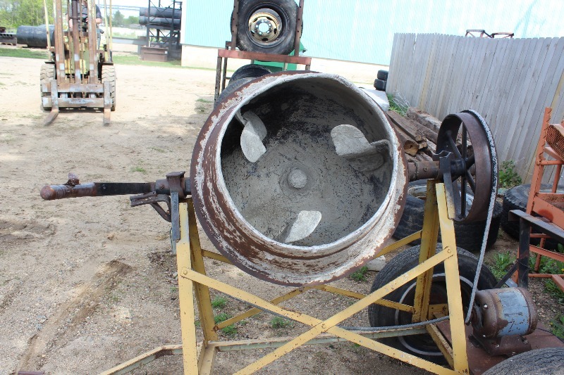 lot 8 image: Cement Mixer