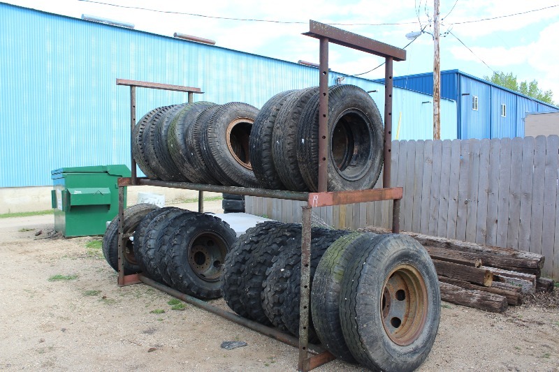 lot 19 image: Tire Rack