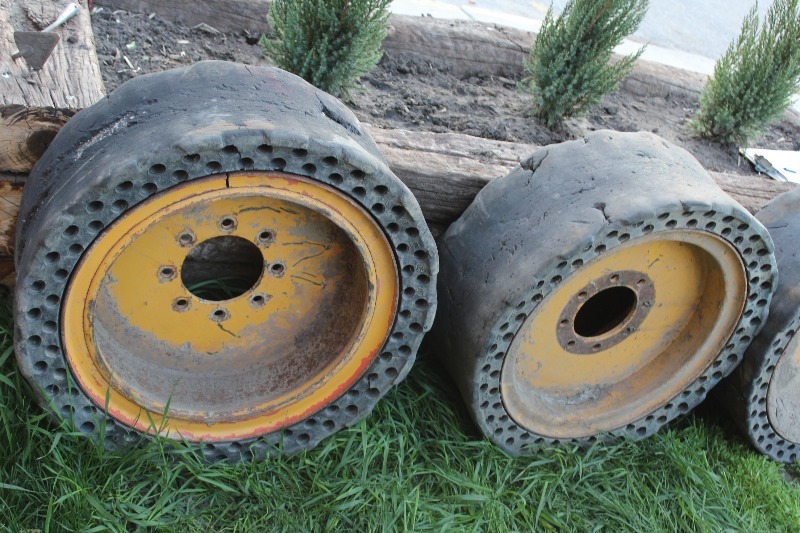 lot 2 image: 4 Solid Flat Proof Skid Loader Tires  Wheels