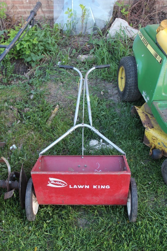 lot 30 image: Spreader