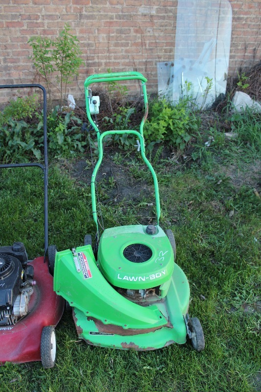 lot 32 image: Lawn Boy Lawn Mower