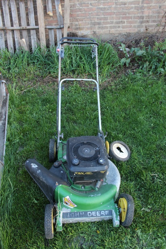 lot 35 image: John Deere Lawn Mower