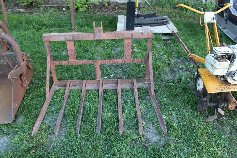 lot 37 image: Fork Bucket