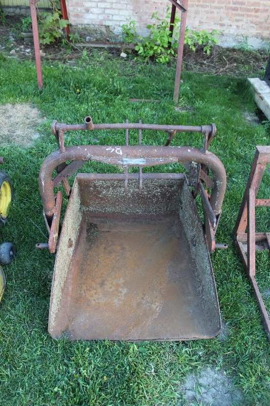 lot 38 image: Ford Model 706 3pt Reversible Dirt Scoop