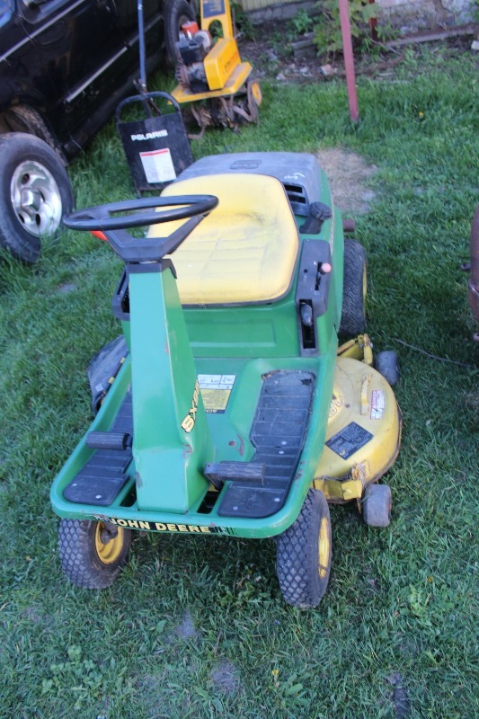 lot 39 image: John Deere SX 95 Riding Lawn Mower