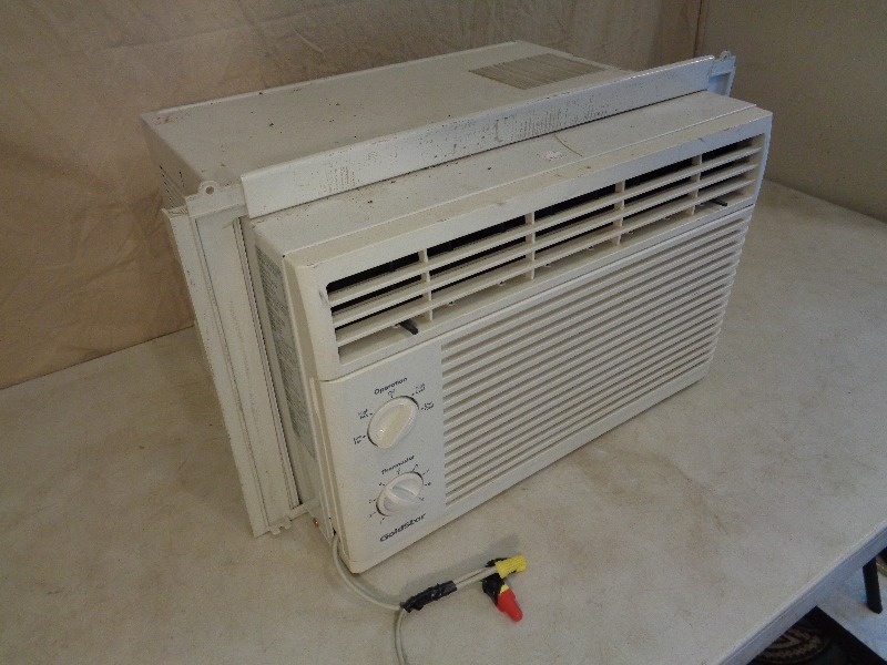 lot 17 image: Goldstar Window Air Conditioner