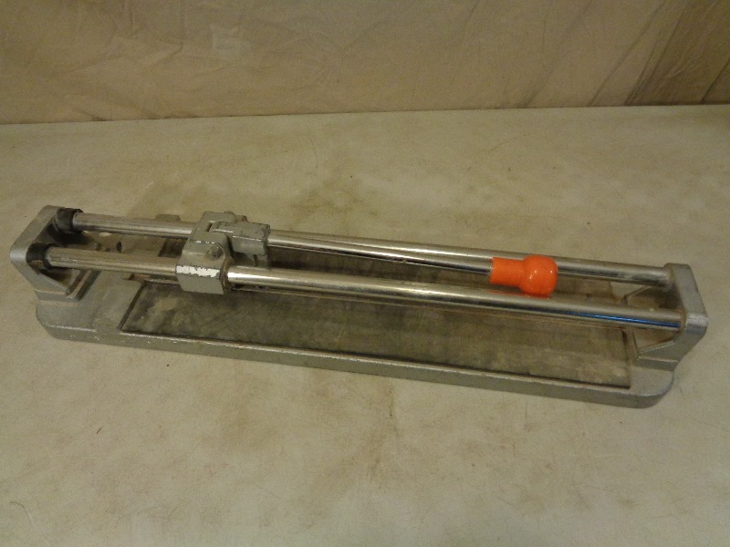lot 32 image: Tile Cutter