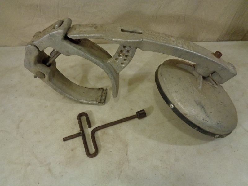 lot 37 image: Denver Boot Trailer Tire Lock