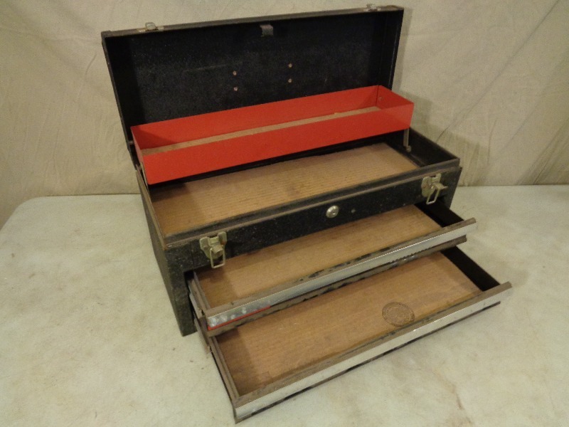 lot 101 image: Craftsman Tool Box