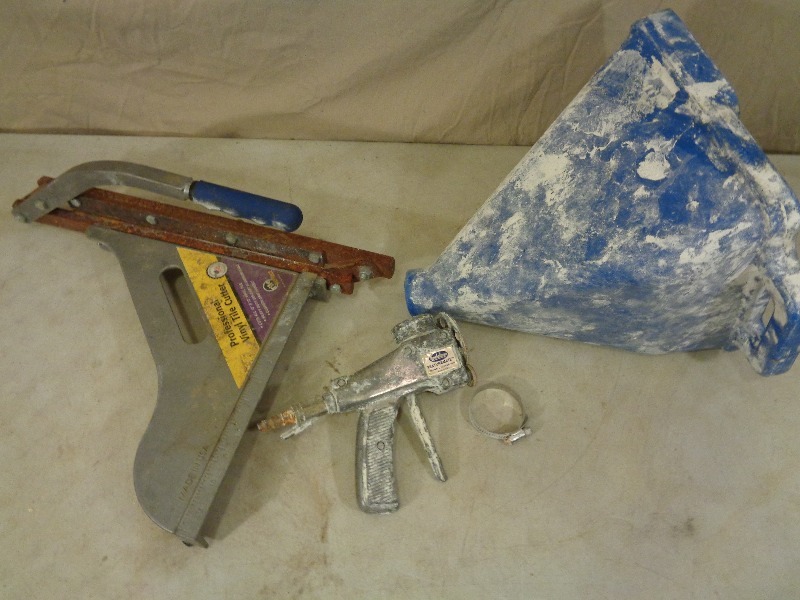 lot 110 image: Vinyl Tile Cutter, Texture Spray Gun