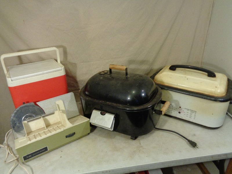 lot 138 image: Meat Slicer, Roasters, Cooler