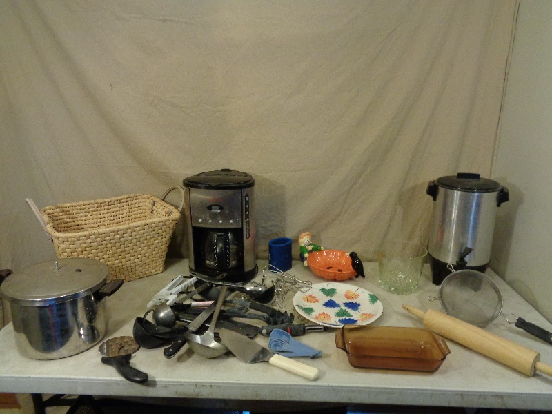 lot 174 image: Kitchen Items