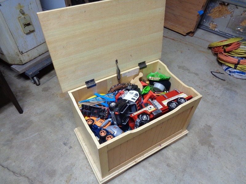 lot 4 image: Toy Box Full of Toys