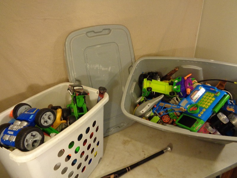 lot 200 image: Tote and Basket Full of Toys