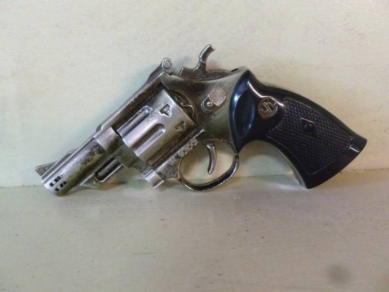 lot 25 image: Pistol Lighter