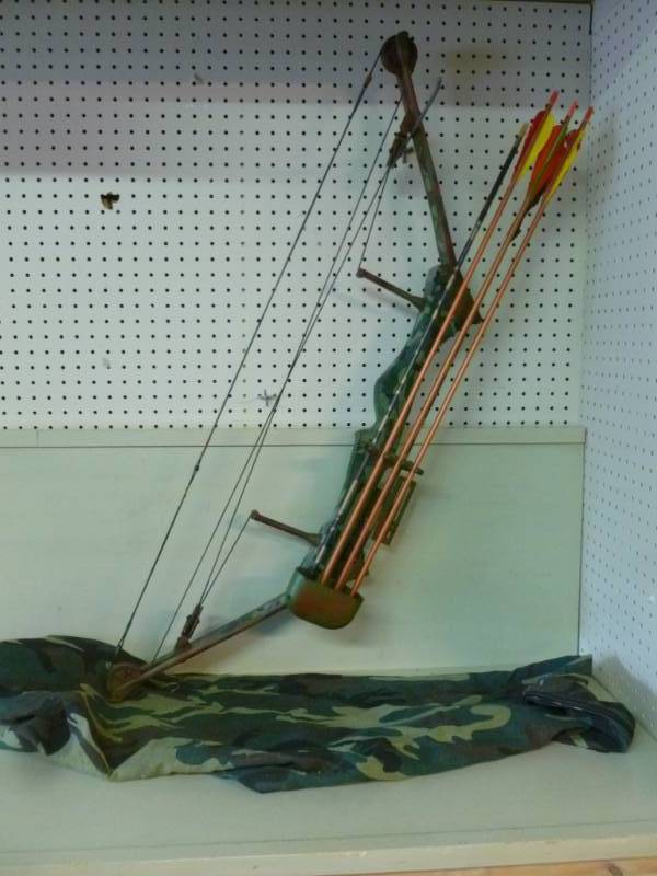 lot 26 image: Hunting Bow