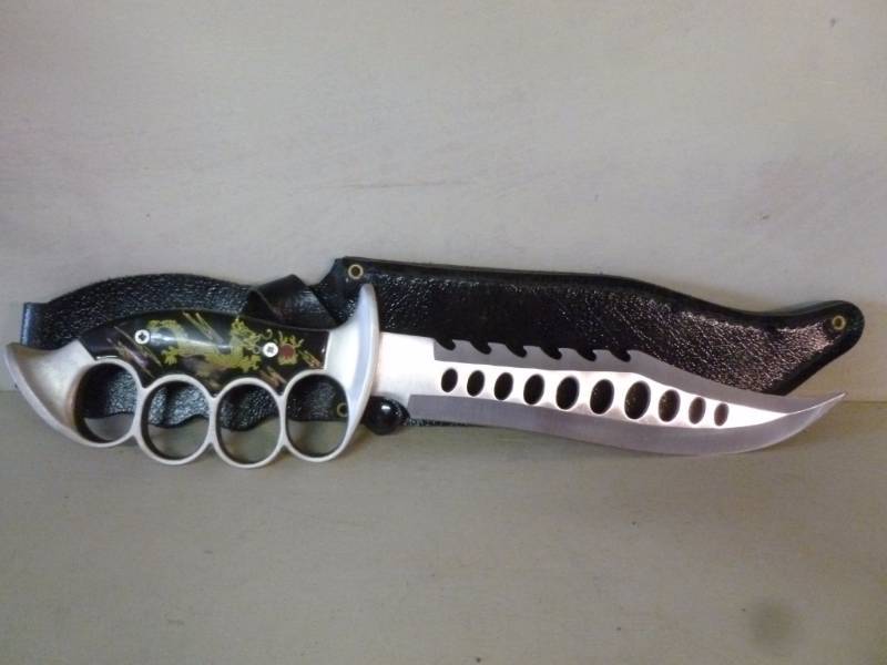 lot 32 image: Knife