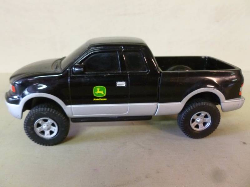 lot 105 image: Ertl Truck