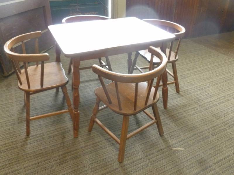 lot 122 image: Kids Table Set