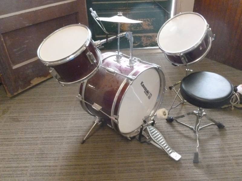 lot 123 image: Kids Drum Set
