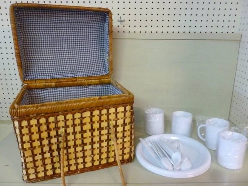 lot 124 image: Picnic Basket Set