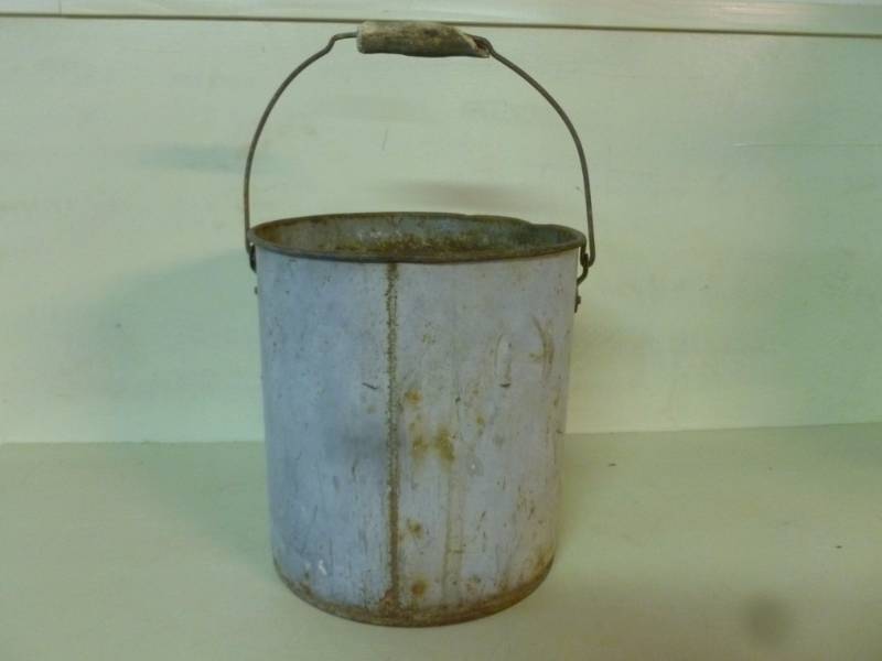 lot 195 image: Vintage Pail