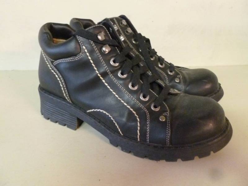 lot 196 image: Ladies Work Boots