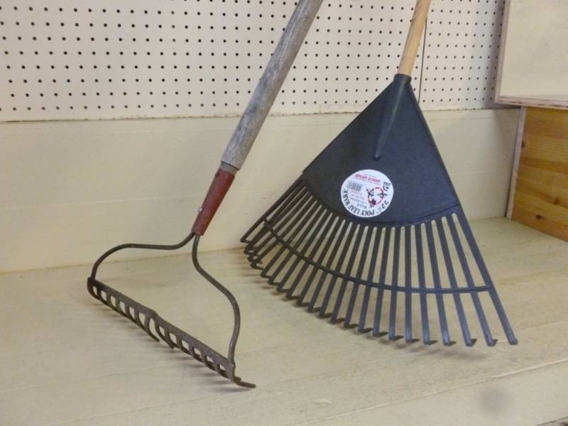lot 209 image: Rakes