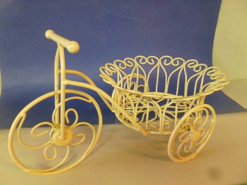 lot 270 image: Planter