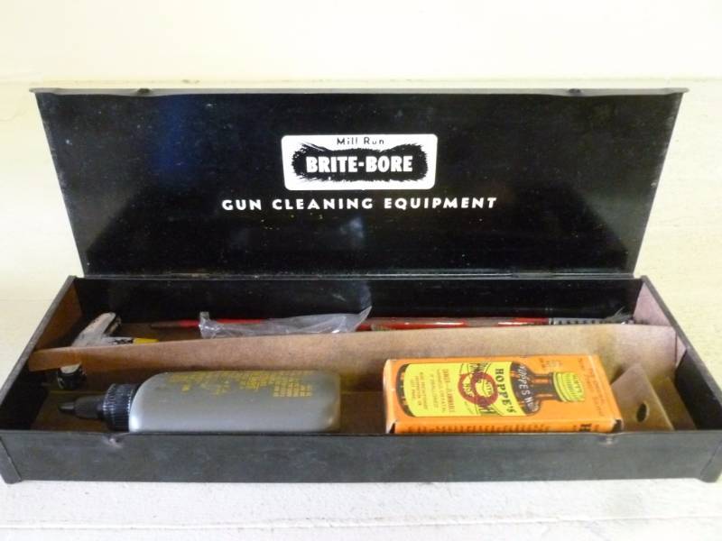 lot 281 image: Vintage Gun Cleaning Kit