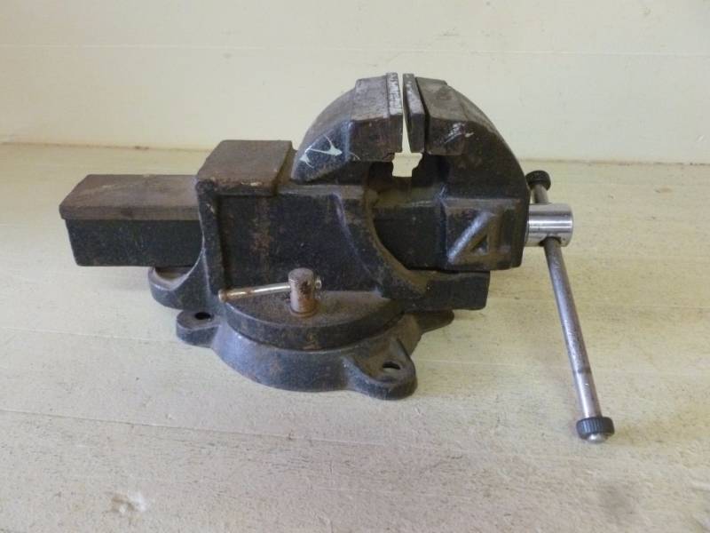 lot 286 image: Bench Vise