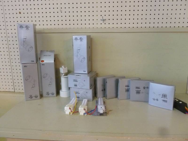 lot 327 image: New Track Light Items