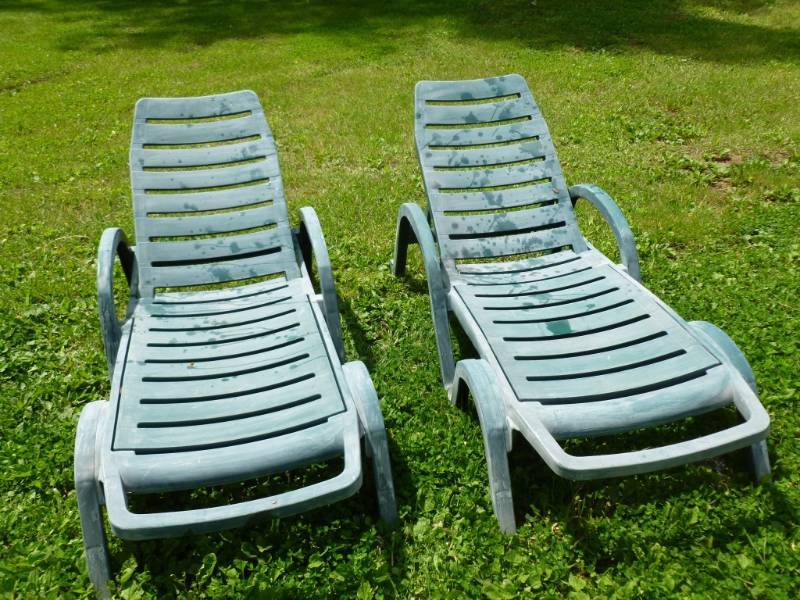 lot 332 image: Patio Lounge Chairs