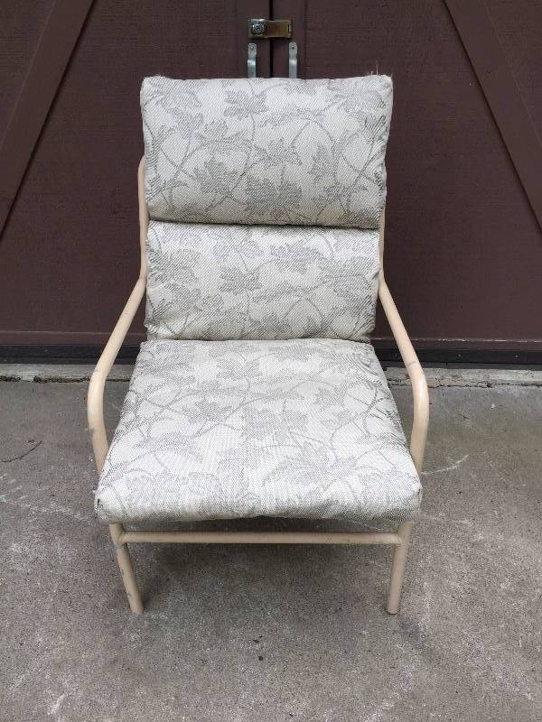 lot 27 image: Pair Mid Century Modern Tropitone Cabana Club Aluminum Slats Side Chairs With Leaf Cushions - Cushions are in Excellent Condition - Paint is chipping on chairs - These Chairs Will Last Forever